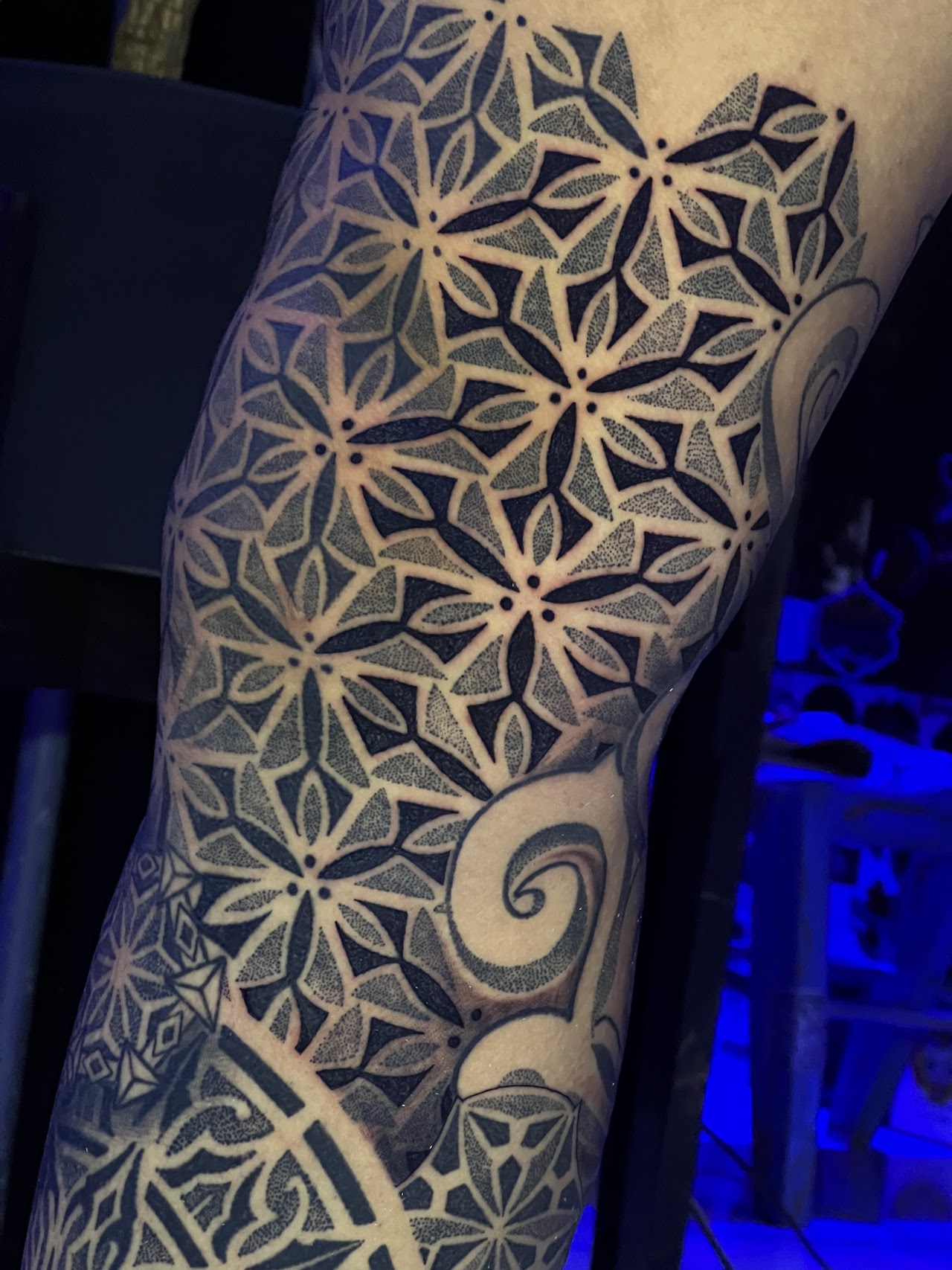 Geometría sagrada y dotwork detallado en antebrazo realizado en 2.0 Tattoo Atelier Berazategui