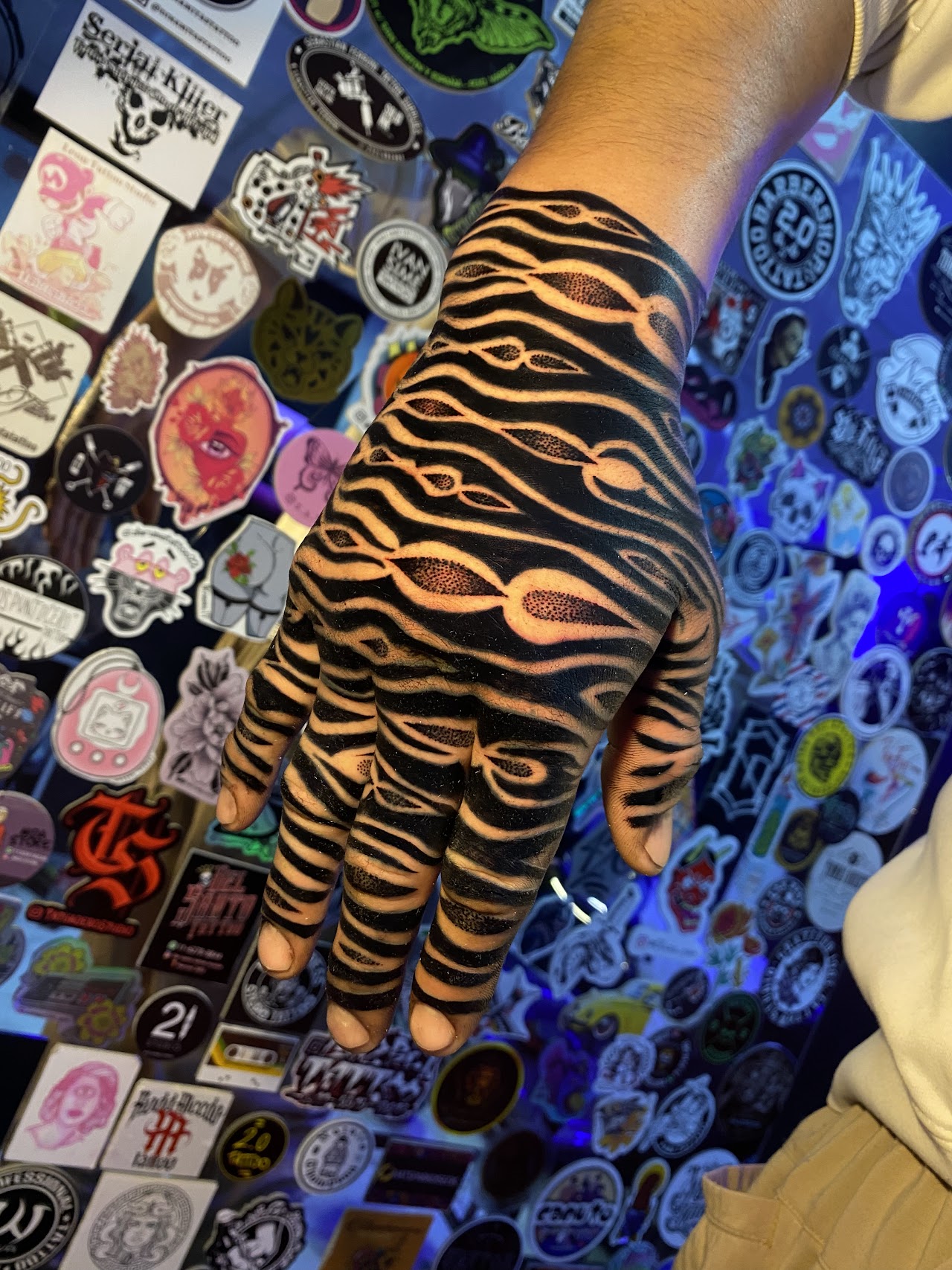 Daga ornamental neo-traditional y serpiente en blackwork con sombras texturadas en antebrazo